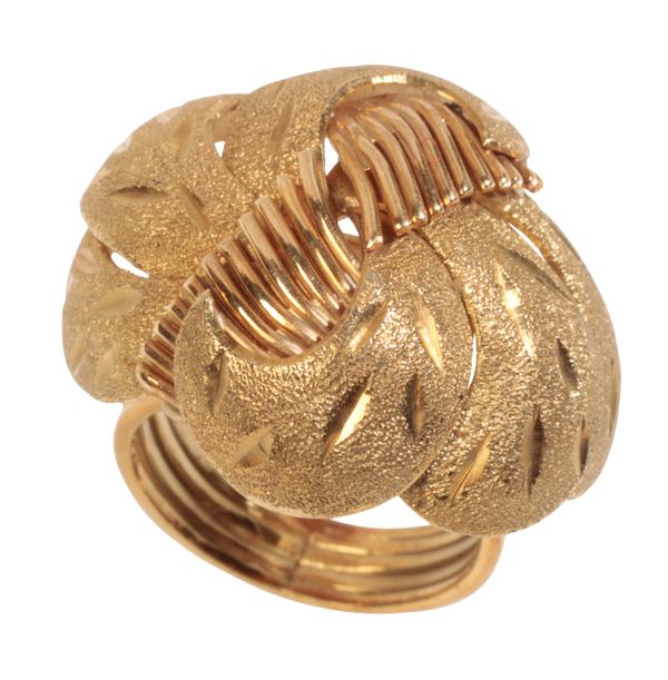 AN UNMARKED GOLD MODERNIST DRESS RING