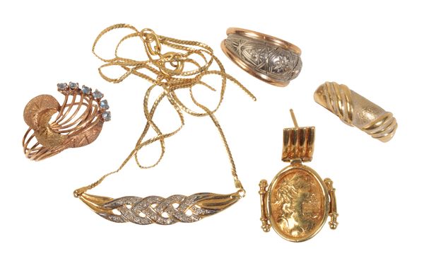 A COLLECTION OF JEWELLERY