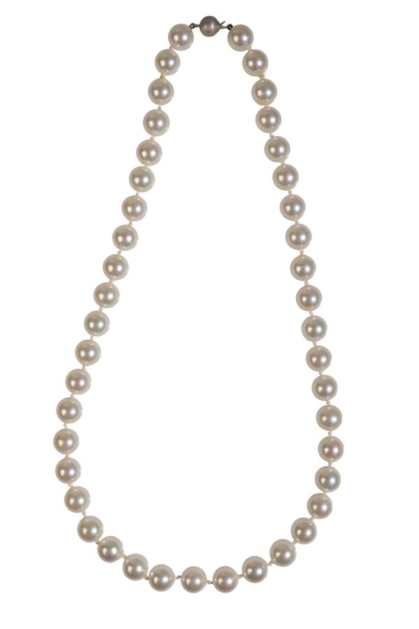 A SINGLE STRAND CULTURED PEARL NECKLACE