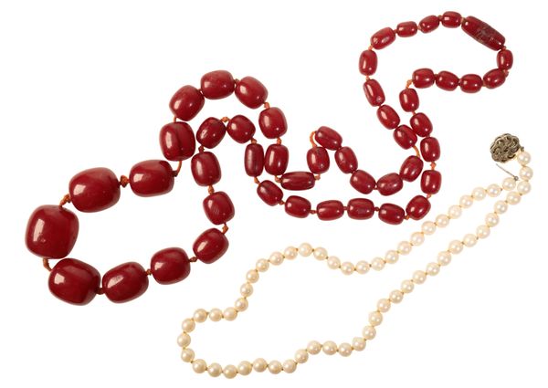 A VINTAGE CHERRY AMBER STYLE BEADED NECKLACE