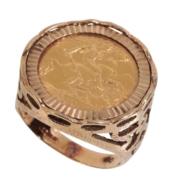 A GEORGE V GOLD HALF SOVEREIGN RING