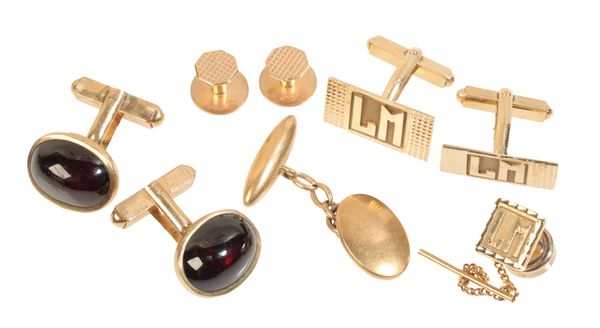 A PAIR OF GENTLEMAN'S 9CT GOLD CUFFLINKS AND DRESS STUD