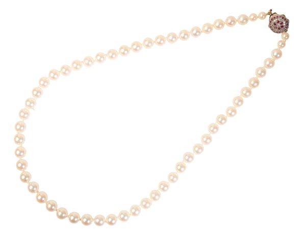 A SINGLE STRAND CULTURED PEARL NECKLACE