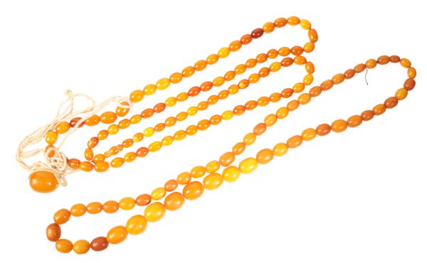 A BUTTERSCOTCH AMBER BEAD NECKLACE