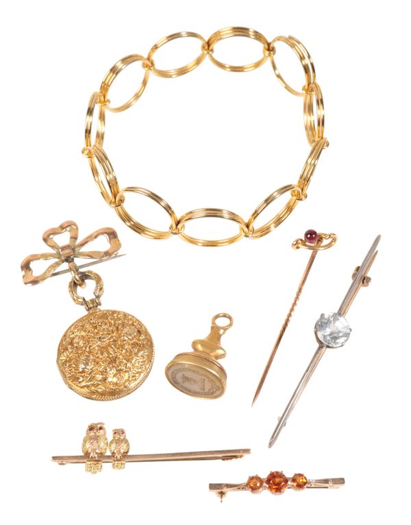 A COLLECTION OF JEWELLERY