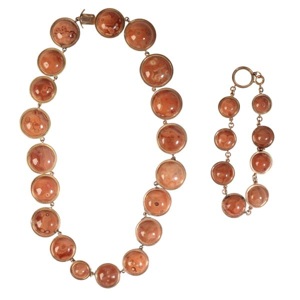 A HARDSTONE NECKLACE AND MATCHING BRACELET