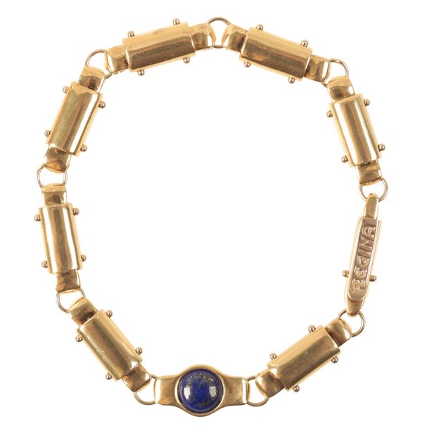 AN 18CT GOLD BRACELET SET WITH A SINGLE LAPIS LAZULI