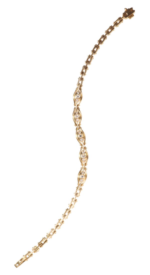 A GOLD AND DIAMOND CHAIN LINK BRACELET