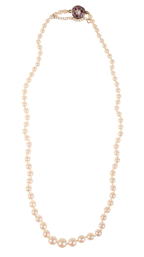 A SINGLE STRAND GRADUATED CULTURED PEARL NECKLACE