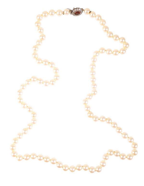 A SINGLE STRAND SIMULATED PEARL NECKLACE