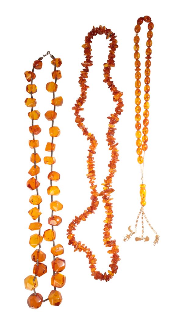 AN AMBER BEAD NECKLACE