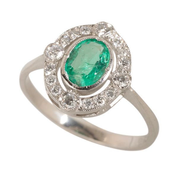 AN ART DECO STYLE EMERALD AND DIAMOND CLUSTER RING