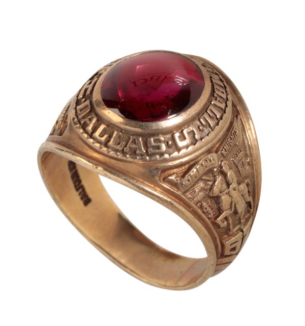 AN AMERICAN GOLD CABOCHON RING