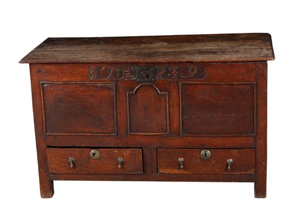 AN EARLY 18TH CENTURY PANELLED OAK MULE CHEST