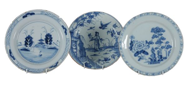A DELFT BLUE AND WHITE PLATE