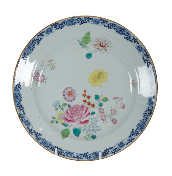 A CHINESE FAMILLE ROSE EXPORT PLATE