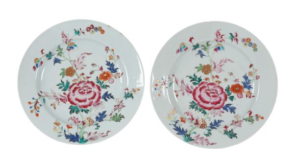 A PAIR OF CHINESE FAMILLE ROSE PORCELAIN PLATES