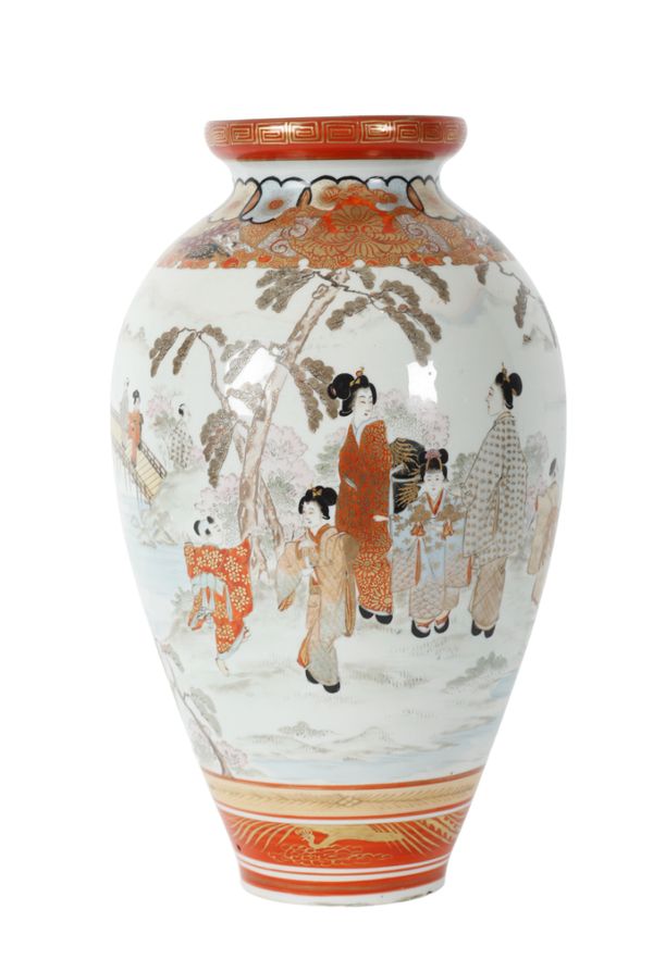 A MEIJI PERIOD JAPANESE KUTANI PORCELAIN VASE