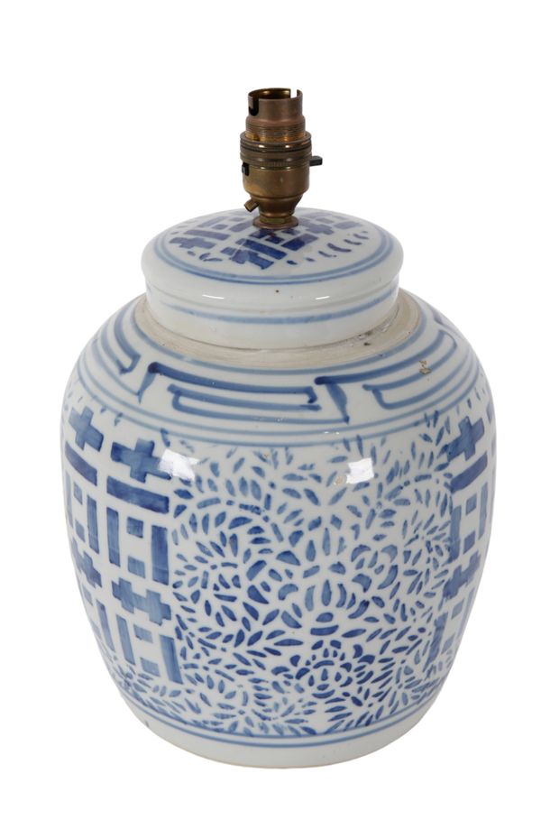 A CHINESE BLUE AND WHITE PORCELAIN 'GINGER JAR' TABLE LAMP