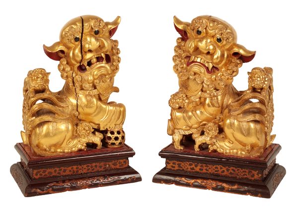 A PAIR OF 20TH CENTURY CHINESE GILTWOOD DOGS OF FO