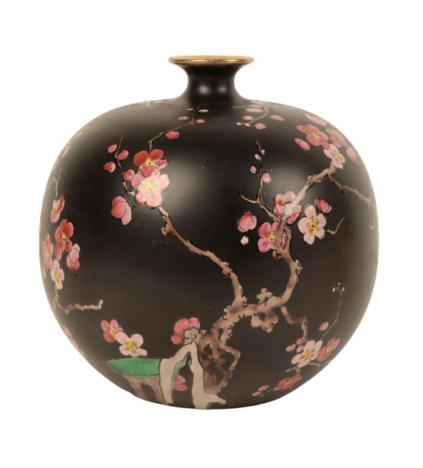 AN EARLY 20TH CENTURY WILKINSON ROYAL STAFFORDSHIRE POTTERY SPHERICAL VASE OF JAPANESE DESIGN