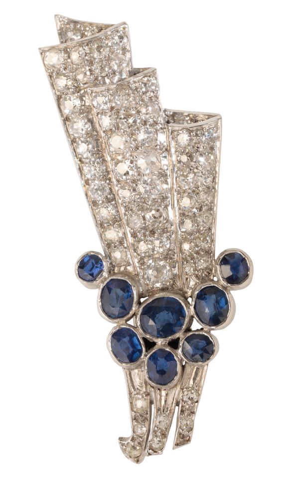 AN ART DECO DIAMOND & SAPPHIRE CLIP BROOCH