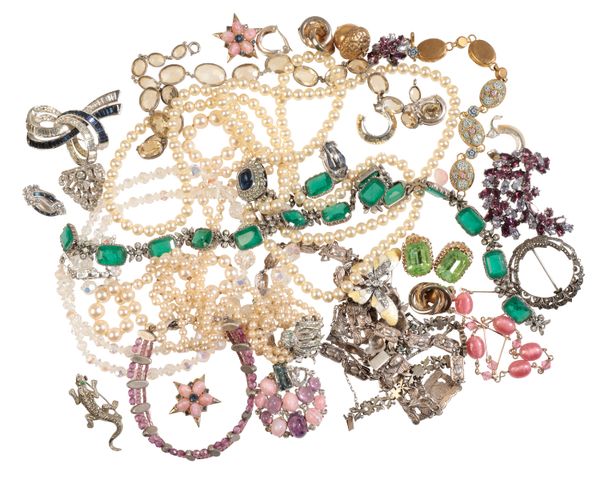 A COLLECTION OF VINTAGE JEWELLERY