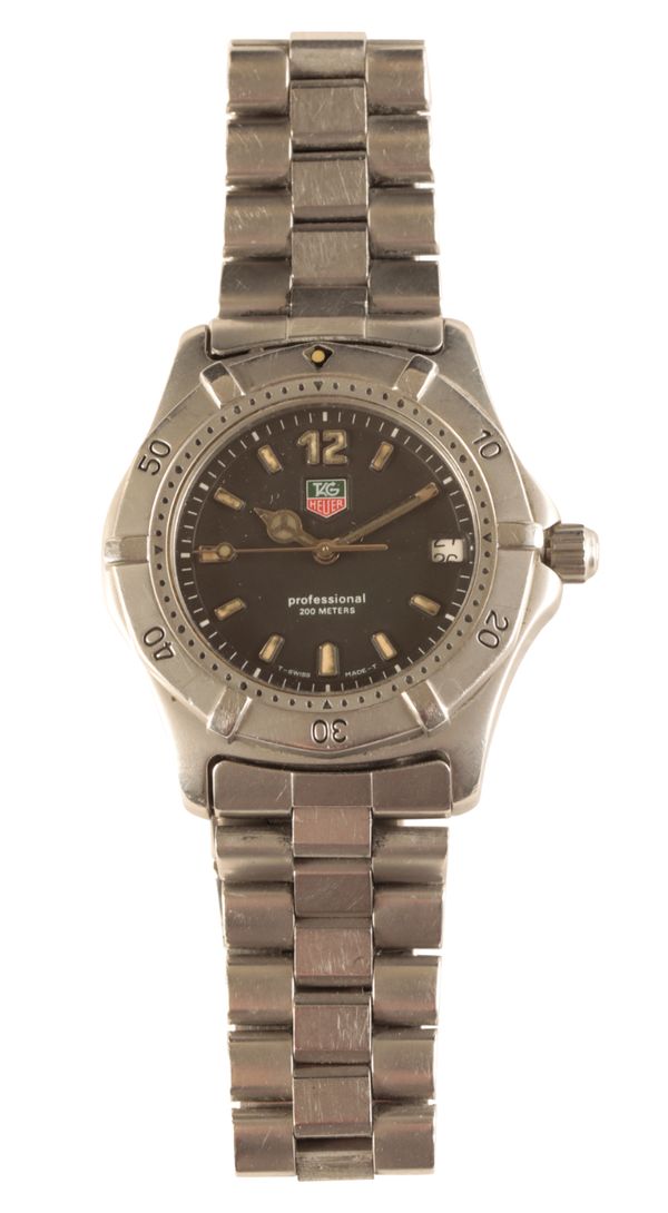 TAG HEUER PROFESSIONAL: A GENTLEMAN'S STAINLESS STEEL BRACELET WATCH