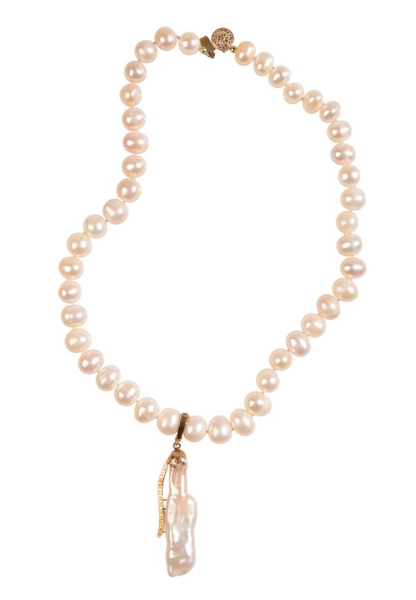 A CULTURED PEARL NECKLACE