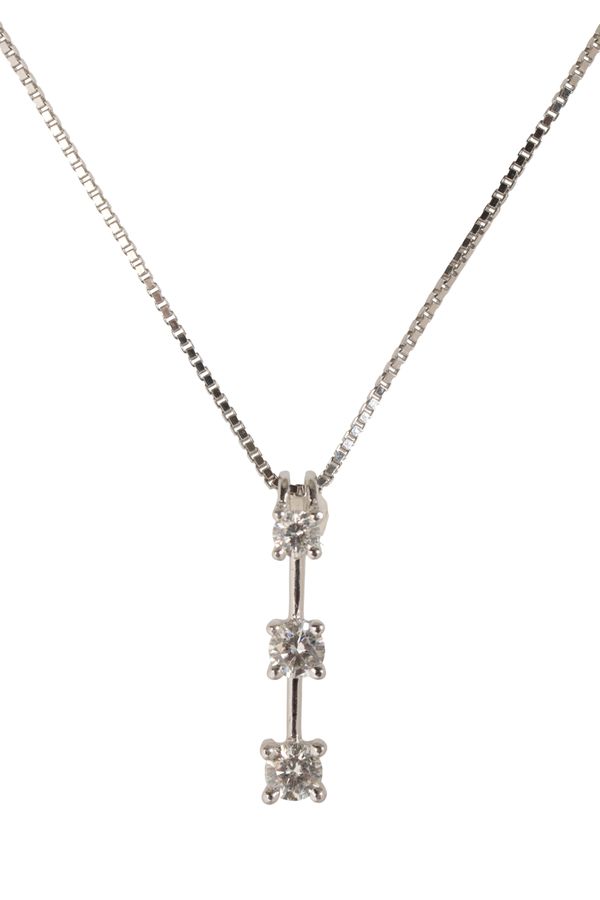 A DIAMOND PENDANT NECKLACE