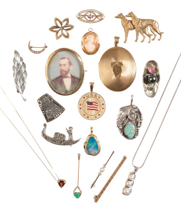 A COLLECTION OF JEWELLERY