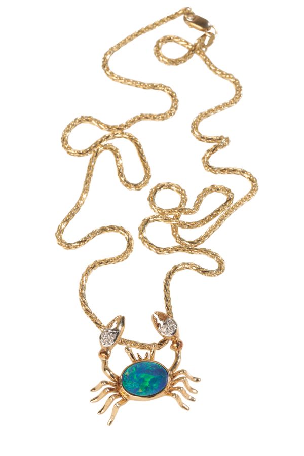 A  GOLD CRAB PENDANT NECKLACE