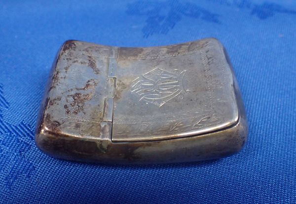 AN EARLY 19TH CENTURY WHITE METAL SNUFF BOX