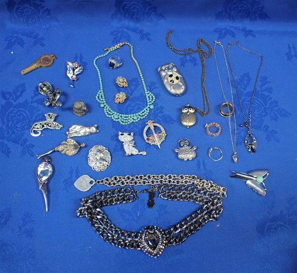 A COLLECTION OF COSTUME JEWELLERY