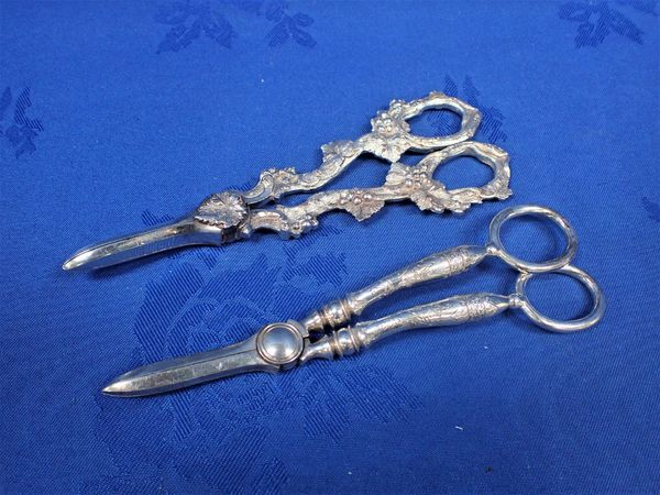 A PAIR OF VICTORIAN SILVER GRAPE SCISSORS