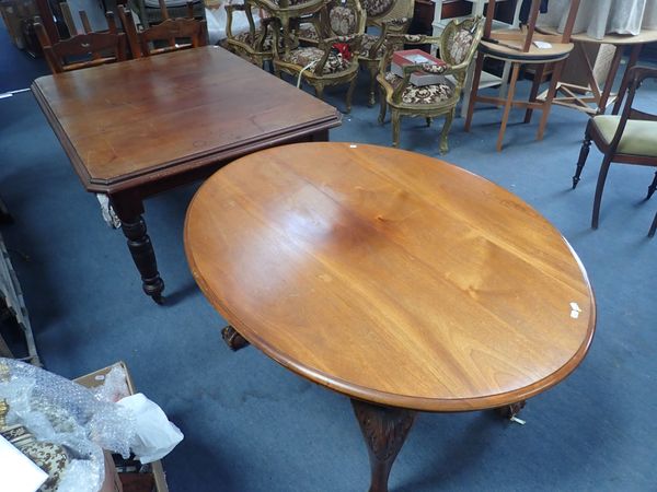 AN EDWARDIAN WIND-OUT DINING TABLE, WITH ONE LEAF