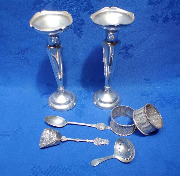 A GEORGE III SILVER BRIGHT-CUT CADDY SPOON