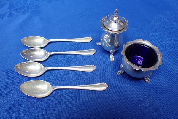 FOUR SILVER COFFEE SPOONS, A PEPPERETTE