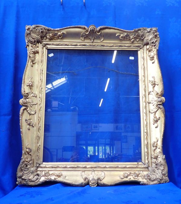 A 19TH CENTURY GILT PICTURE FRAME