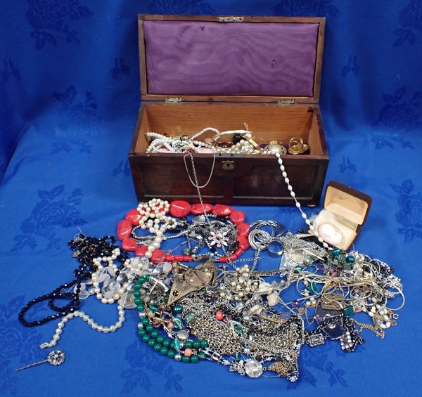 A COLLECTION OF COSTUME JEWELLERY (COLLECTED)(COLLECTED)