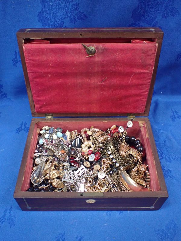 A COLLECTION OF COSTUME JEWELLERY