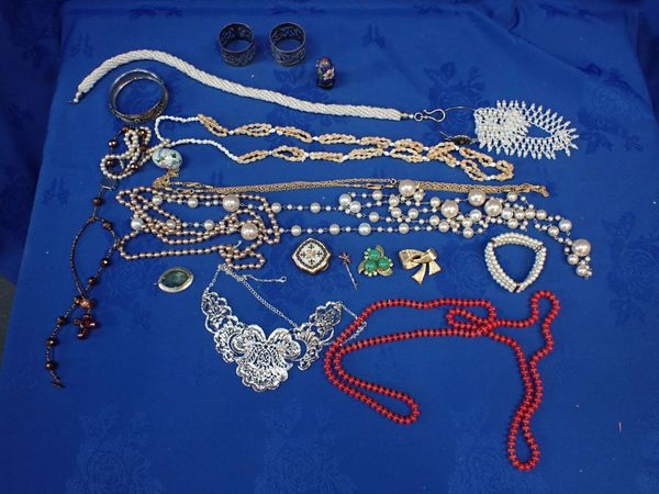 A SMALL QUANTITY OF COSTUME JEWELLERY