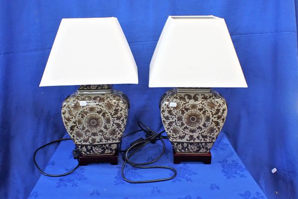 A PAIR OF CHINESE STYLE VASE TABLE LAMPS