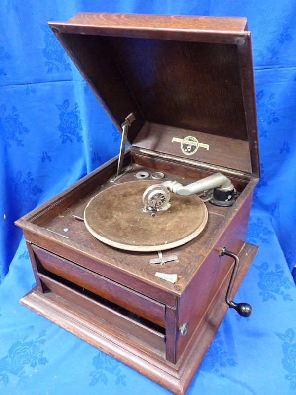 AN  OAK CASED COLUMBIA 'GRAFONOLA' GRAMOPHONE