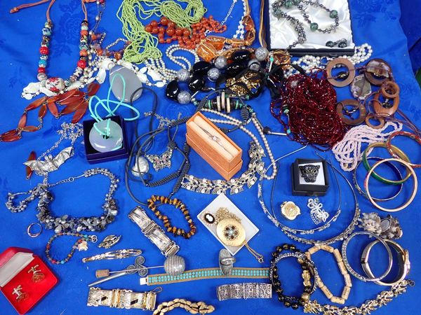 A COLLECTION OF COSTUME JEWELLERY