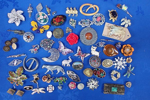 A COLLECTION OF BROOCHES