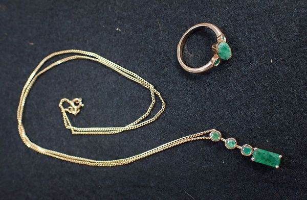 AN EMERALD AND 9CT GOLD RING AND NECKLACE