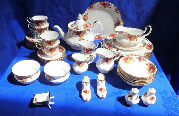 A ROYAL ALBERT OLD COUNTRY ROSES  PART DINNER AND TEA SERVICE