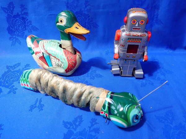 A DAIYA JAPANESE TINPLATE AND PLUSH ARTICULATED  WIND-UP CATERPILLAR