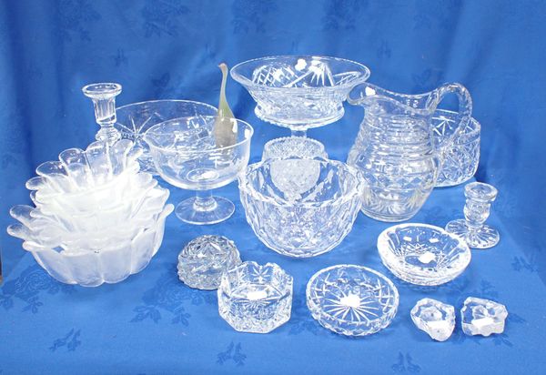 A COLLECTION OF GLASSWARE